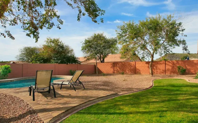 Near Great Shopping & Dining! Pool Table & Games!