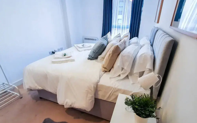Lovely Flat in Kiln Close With Free Parking