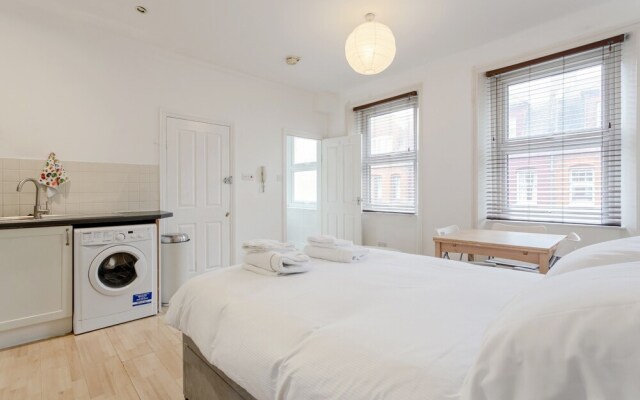 Spacious Studio in West Kensington