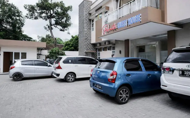 RedDoorz Plus @ Jalan P. Emir Moh Noer Lampung