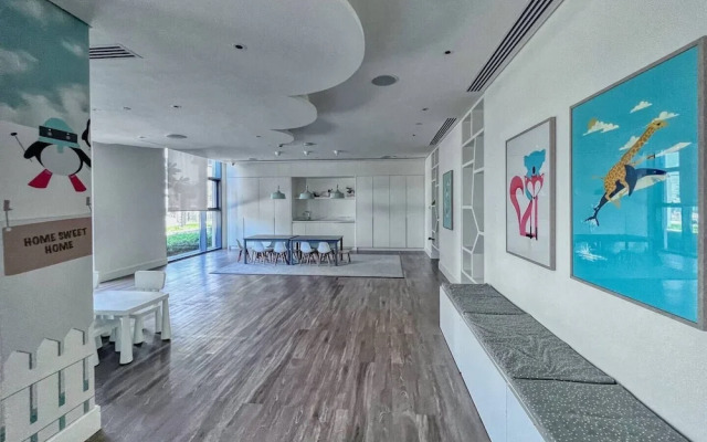 Bright 2BR in top Creek Rise Tower