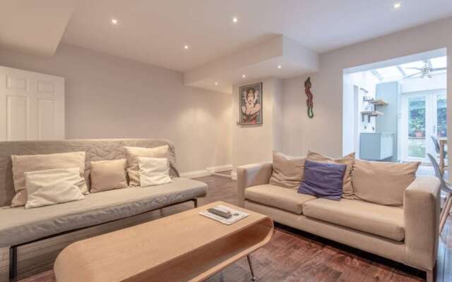 Stylish 2 Bedroom Flat With Large Garden