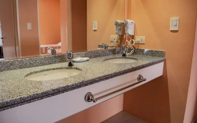 Los Robles Apart Hotel