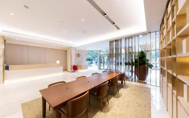 Ji Hotel Shanghai Jiangning Road Metro Station