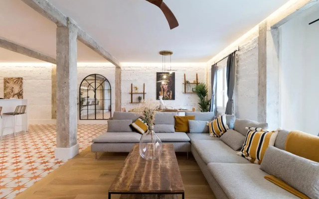 Amplio y moderno apartamento con tarima refrescante by Staynnapartments