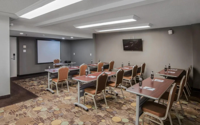 Hotel Faubourg Montreal - ex Holiday Inn Express Hotel & Suites Centr