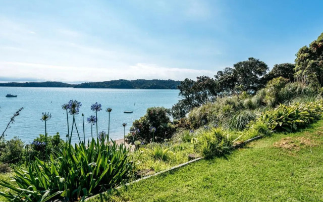 Peaceful Picnic Bay - Surfdale Holiday Home