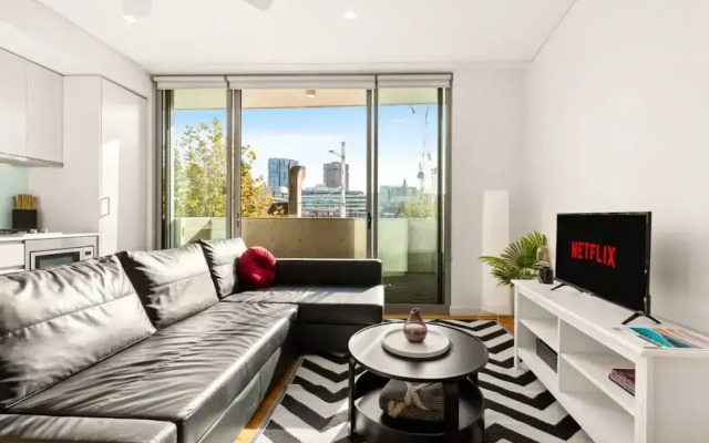 Central Modern 1 Bedroom With Air-con Balcony
