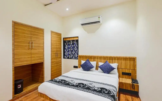 OYO 424 Hotel Apple Suites