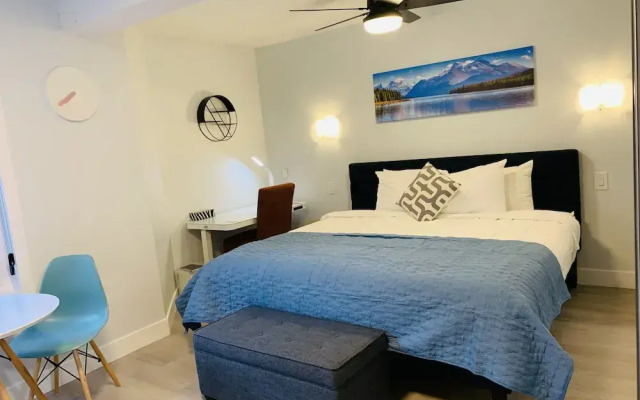 A Lovely Studio with Full Kitchen & AC