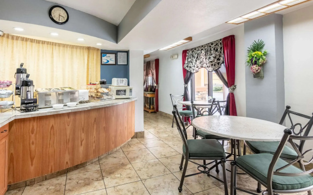 Econo Lodge Inn & Suites
