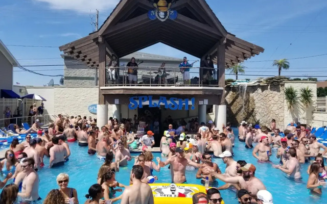 Grand Islander Hotel