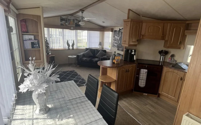 Cozy Cabin Retreat in Towyn