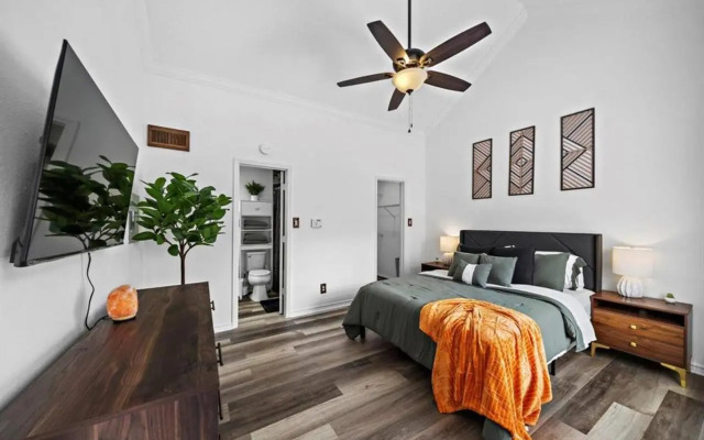 Upscale 1br Condo in Med Center