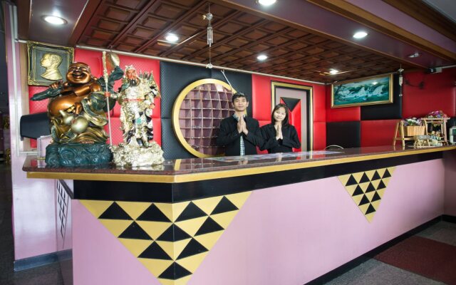 Grand Leo Hotel
