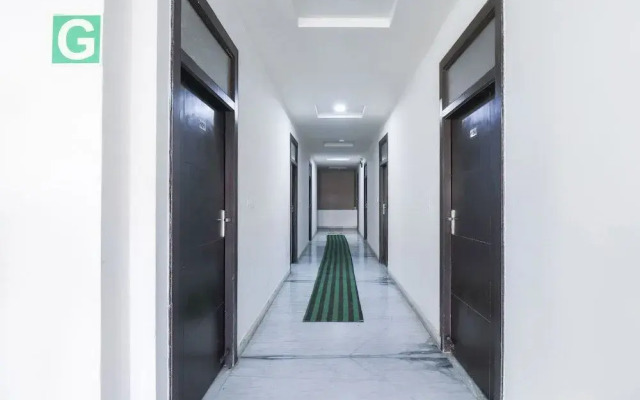OYO 10876 Hotel Taj signature