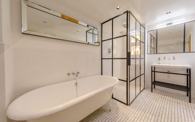 Sleek & Stylish 2BD Flat - Warren Street