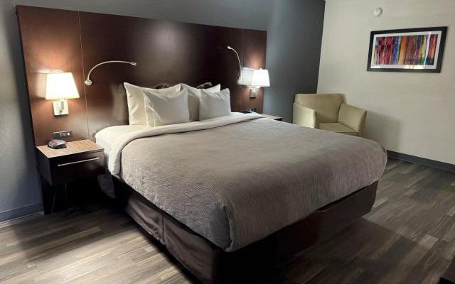 Quality Inn and Suites Livonia