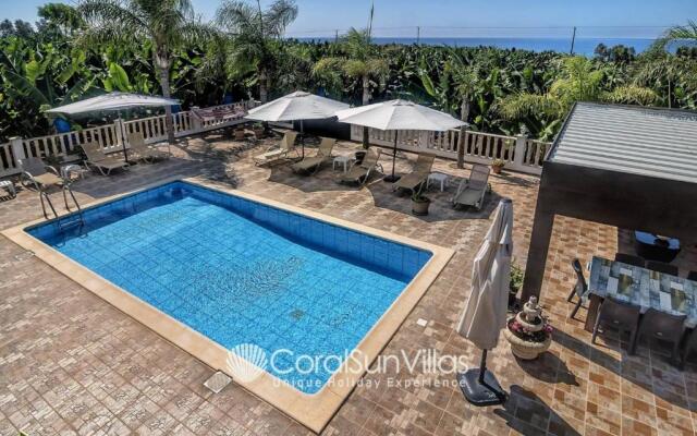 "impressive Villa Exclusive Sea Caves Walk to Taverns Sleeps 11 "