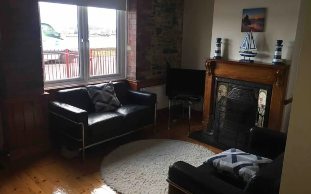 Lovely Apartment Overlooking the Harbour & bay