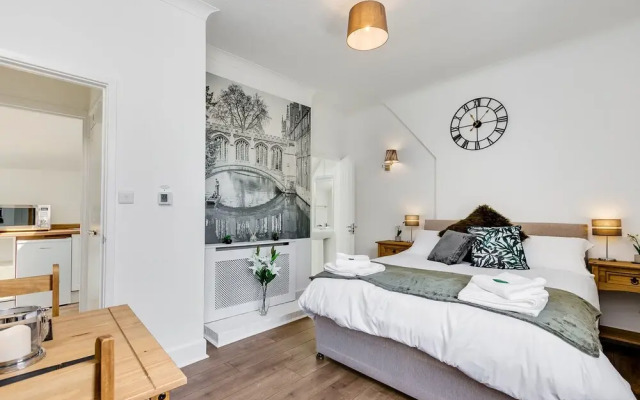 Superb Central First Floor Studio Apartment #8