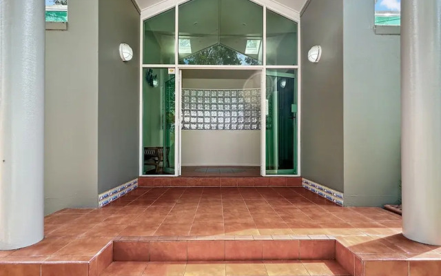 Spacious 4-bed Home With Coastal Charm