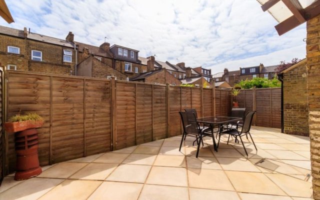 5 Bedroom House With Patio in Brixton