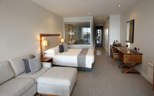 The Rees Hotel, Luxury Apartments & Lakeside Residences