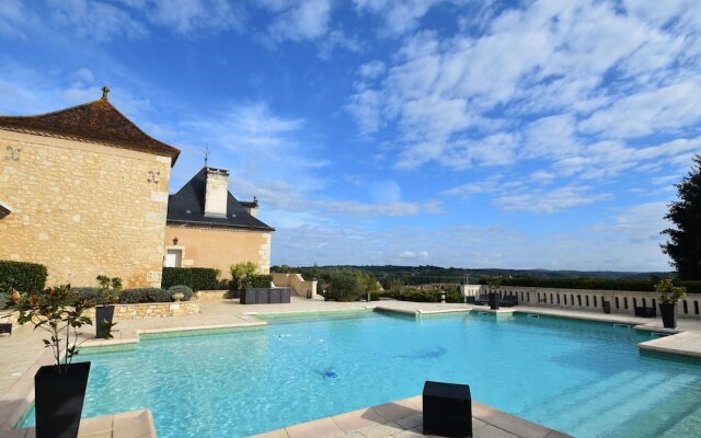 Lavish Villa on an Exclusive Estate in Liorac-sur-louyre With Pool