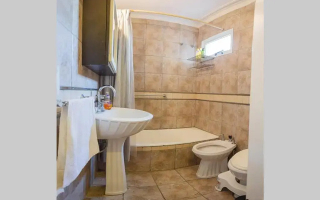 ¡Pleno Centro Con Patio Grande Y Cochera!