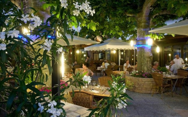 Logis Hôtel Tante Yvonne & son Restaurant semi-gastronomique Lyon Nord