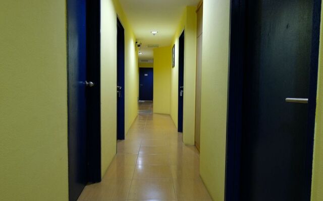 OYO 89352 Golden Terminal Lodge