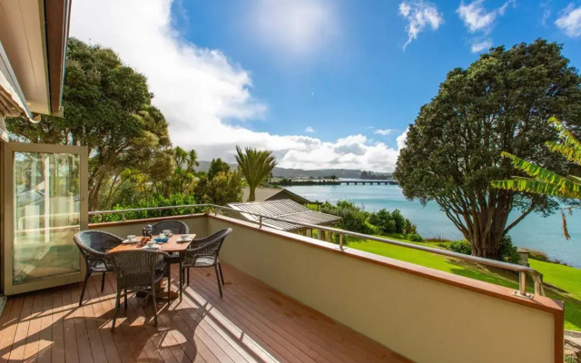 Waterfront Bach - Raglan Bach