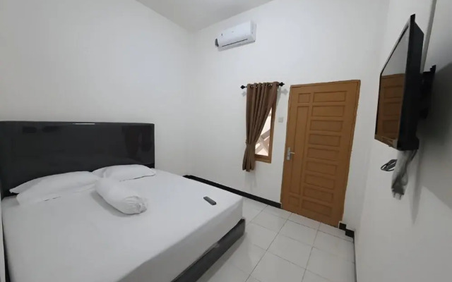 OYO 93306 Homestay Permana Supadio Airport