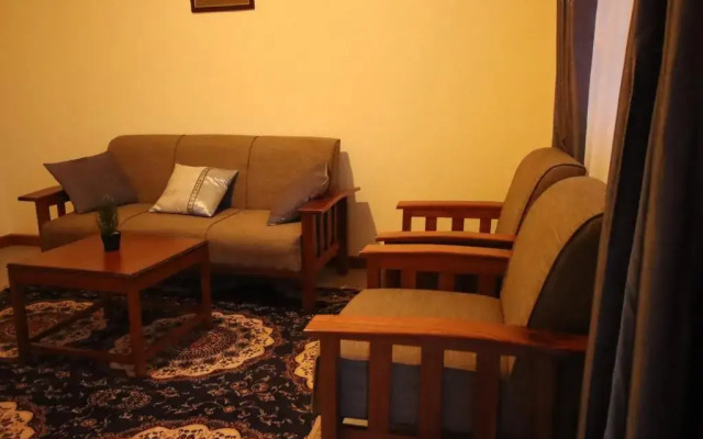 Stay.Plus Ebony Mara House
