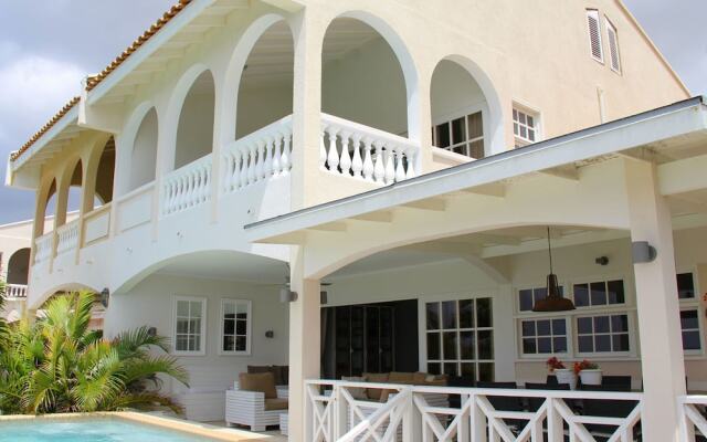 Sea View Villa by the Mambo Beach With Private Pool