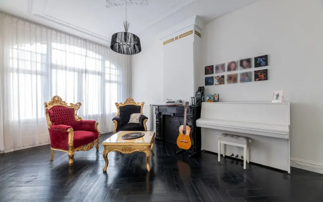 Dina Perla Lodges shared home in museum district