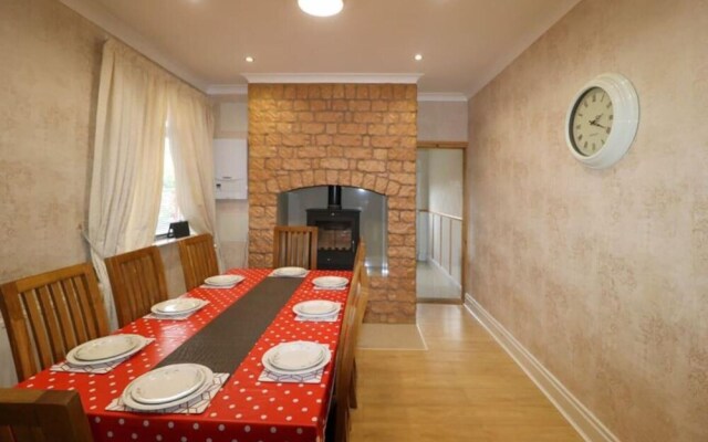 Impeccable 4-bed House in Blackpool