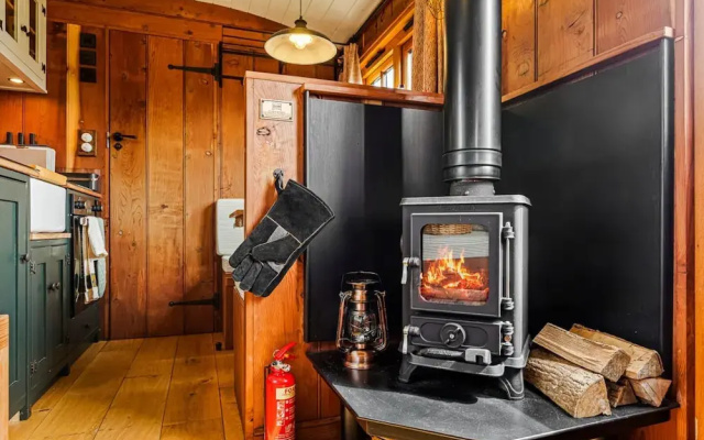 Drovers Hill at Stonor - Redwood - Shepherds hut