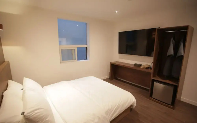 Hotel Seven Step