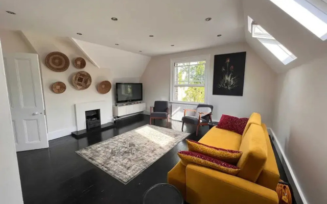Stylish 1 Bedroom Top Floor Apartment in Highgate