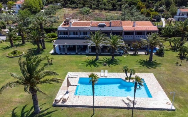 Villa Beachfront Kiss - 4bdrms, Tennis Court, Pool, BBQ, Beachfront