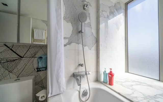 Tyms 2BR 1BA Apt Xujiahui Metro