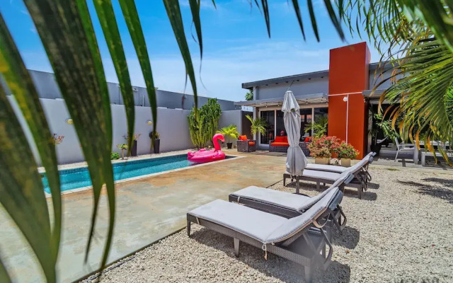 Stunning Modern Home, Near Beaches Full AC