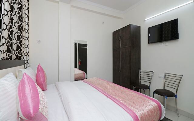 OYO 12738 Hotel Diamond