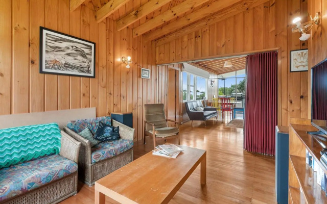 Queenie - Waikanae Beach Holiday Home