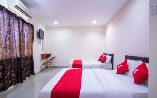 OYO 44010 Royals Star Hotel
