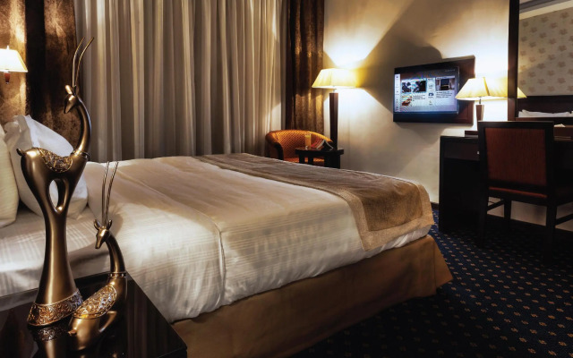 Seven Roses Hotel