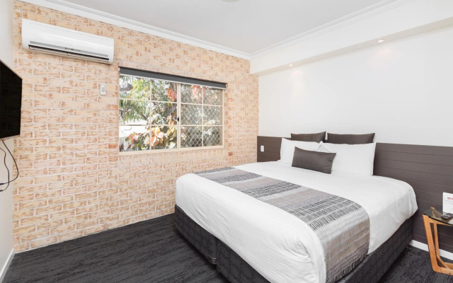 Coopers Colonial Motel