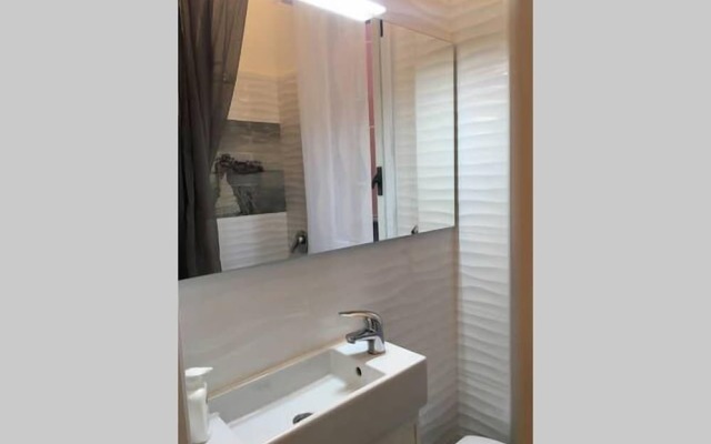 Superb White Flat